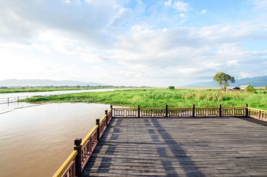 Myanmar Gölü. 20 Ağustos, 2019: Myanmar, inle Gölü 'nde yüzen tatil köyü