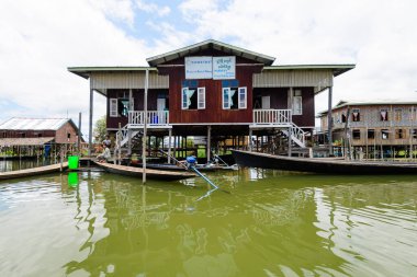 Myanmar Gölü. 20 Ağustos, 2019: Myanmar, inle Gölü 'nde yüzen köy