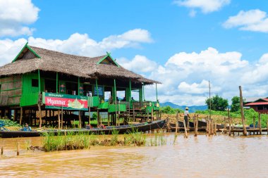 Myanmar Gölü. 20 Ağustos, 2019: Myanmar, inle Gölü 'nde yüzen köy