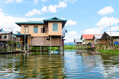 yüzen köy inle gölünde, miyanmar