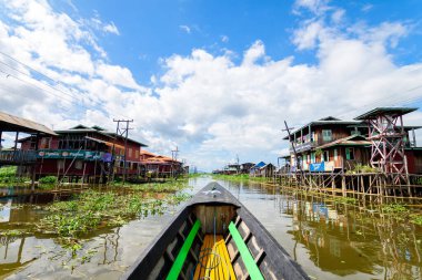 Myanmar Gölü. 20 Ağustos, 2019: Myanmar, inle Gölü 'nde yüzen köy