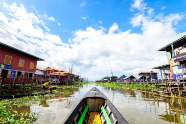 Myanmar Gölü. 20 Ağustos, 2019: Myanmar, inle Gölü 'nde yüzen köy