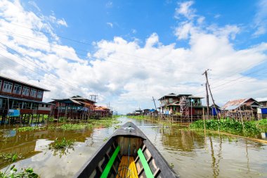 Myanmar Gölü. 20 Ağustos, 2019: Myanmar, inle Gölü 'nde yüzen köy