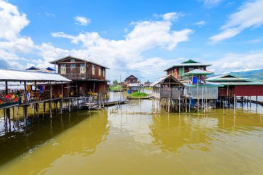 yüzen köy inle gölünde, miyanmar