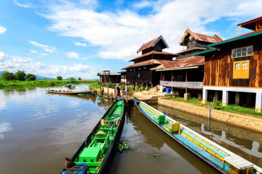 Myanmar Gölü. 20 Ağustos, 2019: Myanmar, inle Gölü 'nde yüzen köy