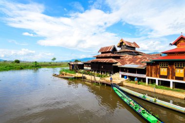 Myanmar Gölü. 20 Ağustos, 2019: Myanmar, inle Gölü 'nde yüzen köy