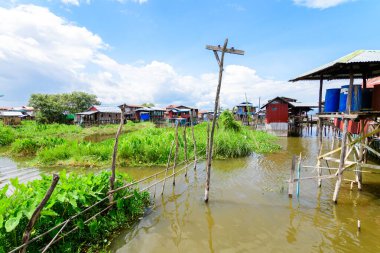 Myanmar Gölü. 20 Ağustos, 2019: Myanmar, inle Gölü 'nde yüzen köy
