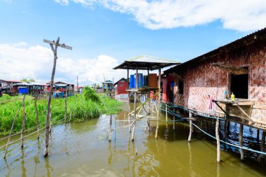 Myanmar Gölü. 20 Ağustos, 2019: Myanmar, inle Gölü 'nde yüzen köy