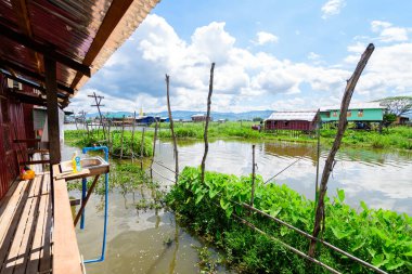 Myanmar Gölü. 20 Ağustos, 2019: Myanmar, inle Gölü 'nde yüzen köy
