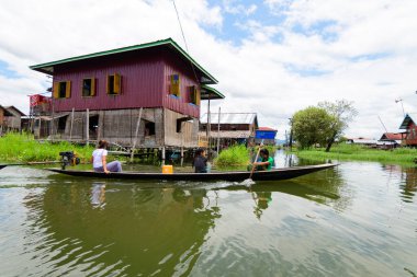 Myanmar Gölü. 20 Ağustos, 2019: Myanmar, inle Gölü 'nde yüzen köy