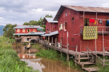 Myanmar Gölü. 20 Ağustos, 2019: Myanmar, inle Gölü 'nde yüzen köy