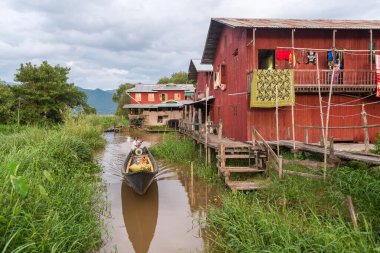 Myanmar Gölü. 20 Ağustos, 2019: Myanmar, inle Gölü 'nde yüzen köy