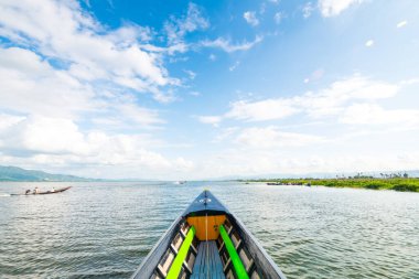 Bir kanonun üstünde, inle gölünde gezintiye çıkmak.