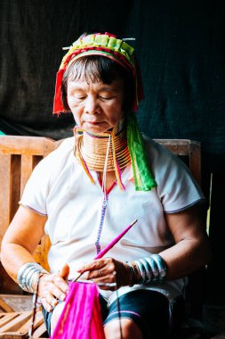 Myanmar Gölü. 22 Ağustos, 2019: Zürafa kadın portresi inle gölünde