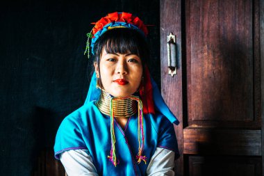 Myanmar Gölü. 22 Ağustos, 2019: Zürafa kadın portresi inle gölünde