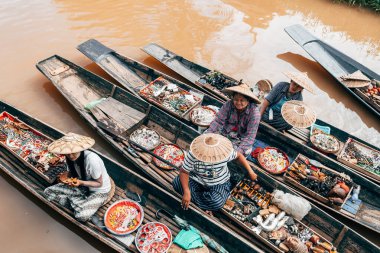 Myanmar Gölü. 24 Ağustos, 2019: Burmalı kadınlar teknelerinden hediyelik eşya satıyorlar.
