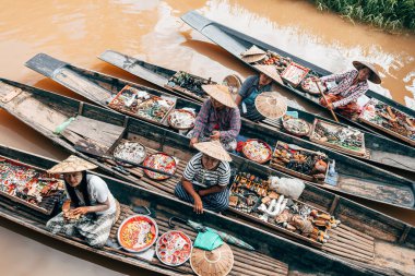 Myanmar Gölü. 24 Ağustos, 2019: Burmalı kadınlar teknelerinden hediyelik eşya satıyorlar.