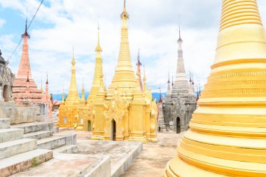 Myanmar Gölü. 19 Ağustos, 2019: Deinn Village, Myanmar 'daki güzel tapınak.