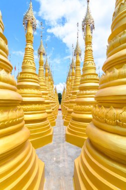 Myanmar 'daki altın stupas köşkü