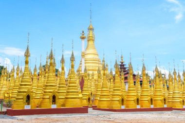 Myanmar 'daki altın stupas köşkü