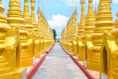 Myanmar 'daki altın stupas köşkü