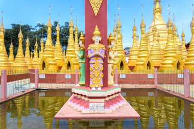 Myanmar 'daki altın stupas köşkü