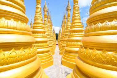 Myanmar 'daki altın stupas köşkü
