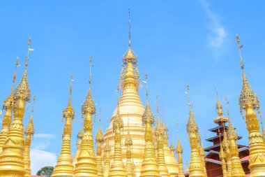 Myanmar 'daki altın stupas köşkü