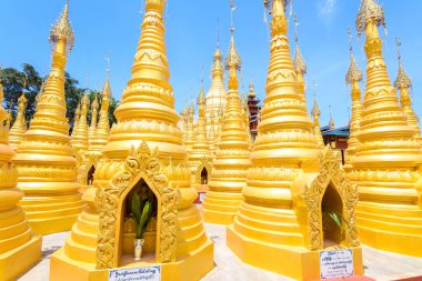 Myanmar 'daki altın stupas köşkü
