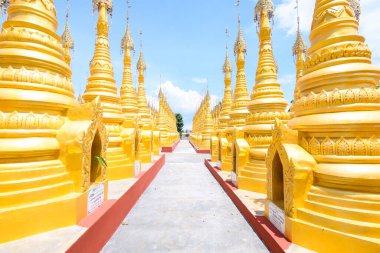 Myanmar 'daki altın stupas köşkü