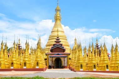 Myanmar 'daki altın stupas köşkü