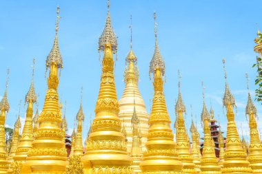 Myanmar 'daki altın stupas köşkü