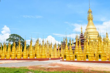 Myanmar 'daki altın stupas köşkü