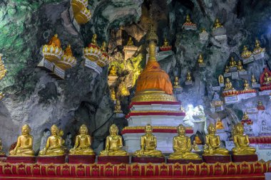 Pindaya mağaraları, Myanmar. 19 Ağustos 2019: Pindaya mağaralarının içinde yaklaşık 8500 Buda heykeli vardı..
