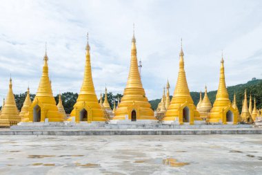 Birmanya şehrinde gün batımında altın şapşallar