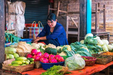 Yangon, Myanmar. 24 Ağustos, 2019: Burmalı satıcıların yerel pazardaki portresi