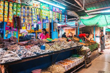 Yangon, Myanmar. 24 Ağustos, 2019: Burmalı satıcıların yerel pazardaki portresi