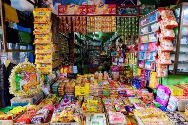 Yangon, Myanmar. 16 Ağustos, 2019: Pazarda Burmalı satıcı portresi