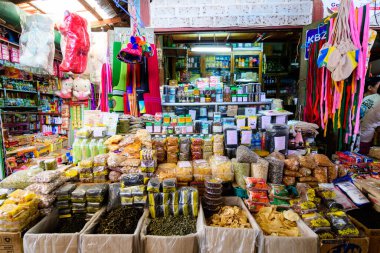 Yangon, Myanmar. 16 Ağustos, 2019: Pazarda Burmalı satıcı portresi