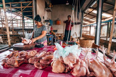 Yangon, Myanmar. 16 Ağustos, 2019: Pazarda Burmalı satıcı portresi