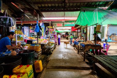 Yangon, Myanmar. 16 Ağustos, 2019: Pazarda Burmalı satıcı portresi