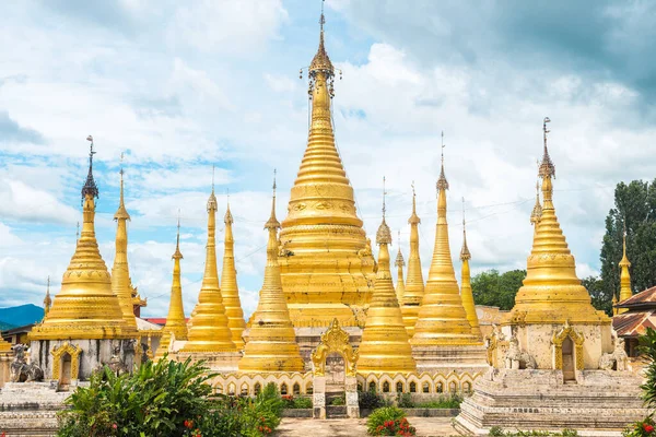 Gyllene Dumheter Burmesiska Staden Solnedgången — Stockfoto