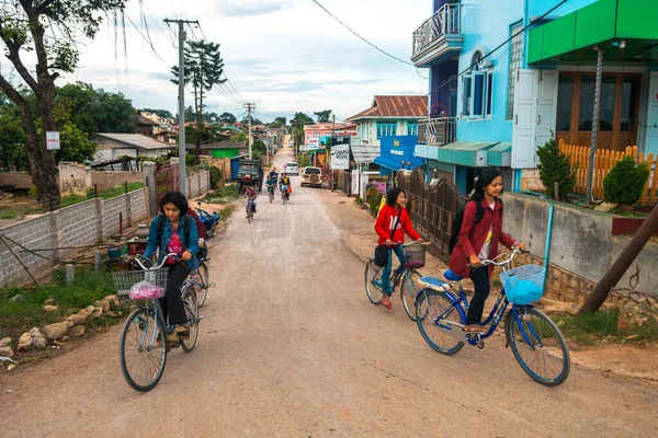 Myanmar 2019年8月24日 女人们在扬贡市骑自行车 — 图库照片