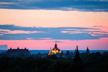 Bagan, Myanmar 'daki ünlü tapınağın manzarası