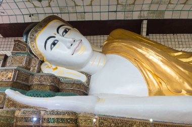 Bago, Myanmar 'da yaslanan Buda' nın altın heykeli