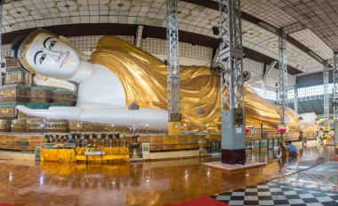 Bago, Myanmar 'da yaslanan Buda' nın altın heykeli