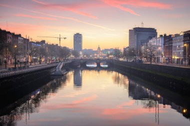 Dublin nehir kıyısında sakinlik, İrlanda