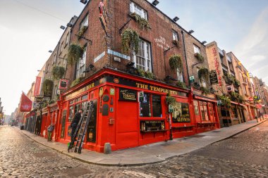 Dublin, İrlanda. 5 Mayıs 2019: Dublin 'deki boş bar caddesi manzarası