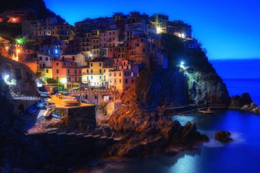 İnanılmaz Manarola kasabası geceleri, İtalya
