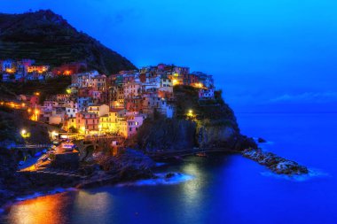 İnanılmaz Manarola kasabası geceleri, İtalya